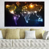Un mapa mundi abstracto con continentes brillantes representados en oro cálido sobre negro profundo