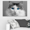 Een close-up kattenportret met gedetailleerde vachttextuur en doordringende groene ogen