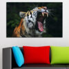 Un retrato en primer plano de un tigre, ojos ámbar hacia adelante, pelaje naranja y negro rayado llenando el encuadre