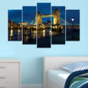 Fem forbundne paneler viser Tower Bridge, der spænder over Thames under en varm gylden himmel