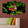 Dieses fünfteilige Leinwand-Set zeigt einen Schmetterling, der auf blühenden Blumen ruht und von grünem Laub umgeben ist