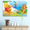 Winnie the Pooh og Grisling går side om side, Pooh i sin røde skjorte og Grisling i pink