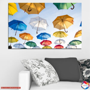 Regenschirme gegen Himmel Collage Leinwanddruck