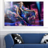 Fashion collage koji kombinira portretne elemente s violetnim i ružičastim tonovima nasuprot urbanoj noćnoj sceni