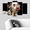 Une toile cinq panneaux montrant la robe distinctive tachetée de noir d'un dalmatien