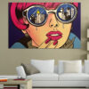 Öt paneles pop art portré egy szemüveget viselő nőről, merész grafikus stílusban megjelenítve