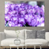 En grupp violetta krokusblommor i rika lila toner med gröna stjälkar och löv