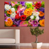 Un fresco bouquet primaverile con fiori rosa, bianchi e gialli disposti su uno sfondo neutro e delicato