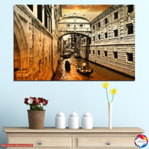 Venetiaans Kanaal met Aangemeerde Boot Canvas Print