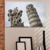Questa stampa su tela rappresenta la Torre di Pisa in tonalità grigie soft