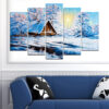 Dieses fünfteilige Leinwand-Set zeigt eine Winterwaldszene mit schneebeladenen Bäumen und fernen Bergspitzen in kühlen Blau-