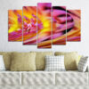 Este conjunto de cinco peças em tela apresenta formas abstratas de folhas e flores em tons terrosos suaves - cinzentos macios