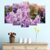 Cinci panouri conectate prezintă flori de liliac violet iluminate de lumina caldă a soarelui