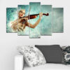 Een violist houdt haar instrument vast in warm amberkleurig licht