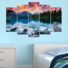 Een vijfpanels canvas met een bergmeer omgeven door natuurlijke oever en verre pieken