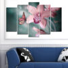 Fünf verbundene Paneele zeigen weiße Orchideenblüten mit einem blauen Schmetterling vor zartem Teal-Hintergrund