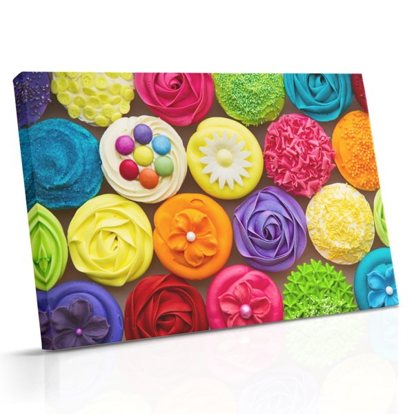 Kolačić sa kremastim frosting-om ukrašen šarenim cvetom nalazi se na mekanoj pastelnoj pozadini