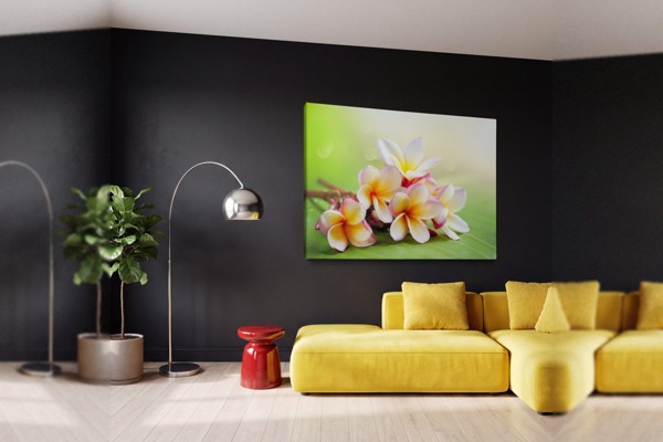 Bouquet de Fleurs Jaunes sur Toile Bleu Clair - au mur dans un intérieur