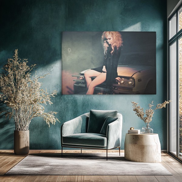 Žena u crvenoj haljini pored vintage automobila - Canvas Print - na zidu u interijeru