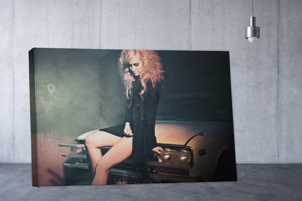 Žena u crvenoj haljini pored vintage automobila - Canvas Print - na zidu u interijeru