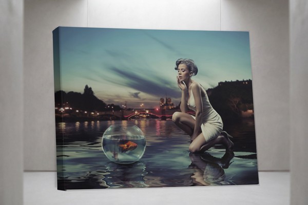 Femme dans l'Eau Toile Imprimée - au mur dans un intérieur