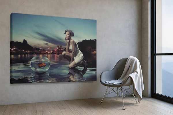 Femme dans l'Eau Toile Imprimée - au mur dans un intérieur
