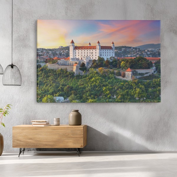 Keskiaikainen linna auringonnousun kankaalla - seinällä huoneessa