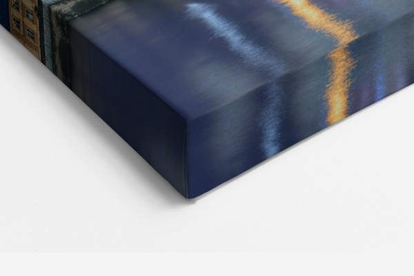 Neoontuledega linna kanvaasprint - seinal toas