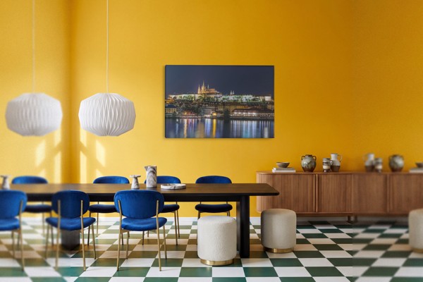 Neoontuledega linna kanvaasprint - seinal toas