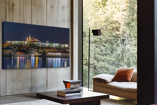 Neoontuledega linna kanvaasprint - seinal toas