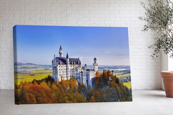 Castelul Neuschwanstein pe Deal - Tablou pe Pânză - pe perete într-un interior