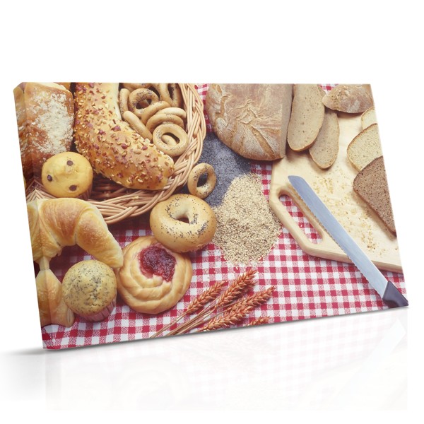 Tallos de trigo dorado dispuestos con pan fresco, bollos y productos horneados