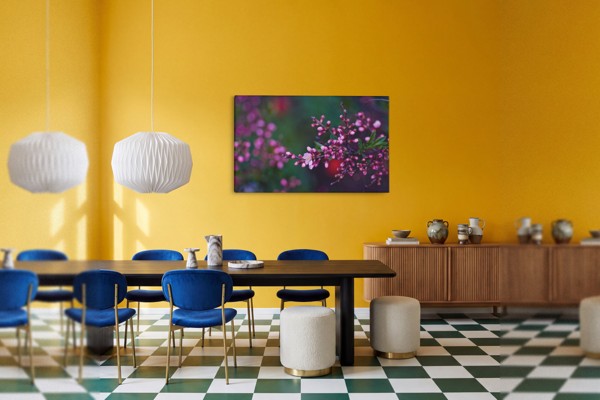Vårblommor i blom dukprint - på väggen i ett rum