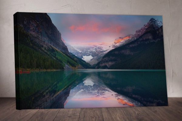Cuadro Lienzo Reflejo de Lago Brumoso - en la pared de un interior