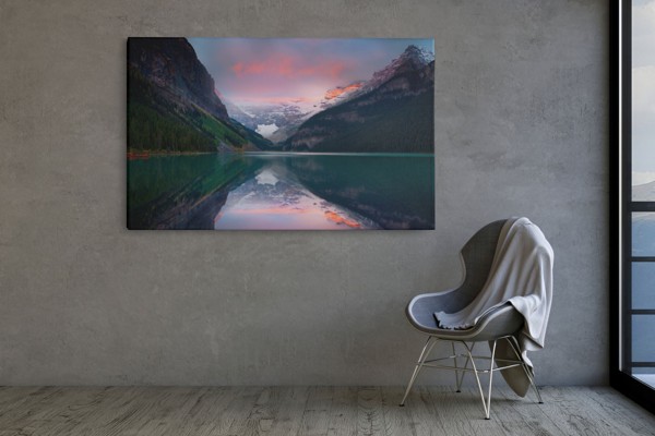 Cuadro Lienzo Reflejo de Lago Brumoso - en la pared de un interior