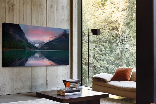 Cuadro Lienzo Reflejo de Lago Brumoso - en la pared de un interior