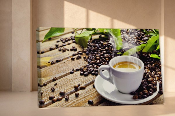 Lienzo Taza de Café con Vapor - en la pared de un interior