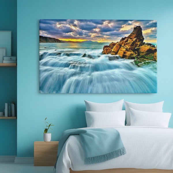 Waterval Over Mosachtig Rots Canvas Print - aan de muur in een interieur