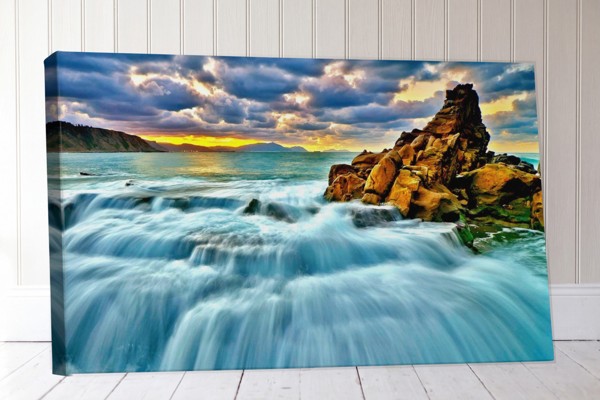 Waterval Over Mosachtig Rots Canvas Print - aan de muur in een interieur