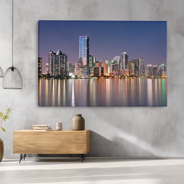 Lumini Urbane Reflectate pe Apă - Tablou Canvas - pe perete într-un interior