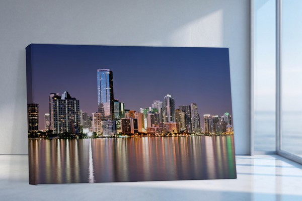 Lumini Urbane Reflectate pe Apă - Tablou Canvas - pe perete într-un interior
