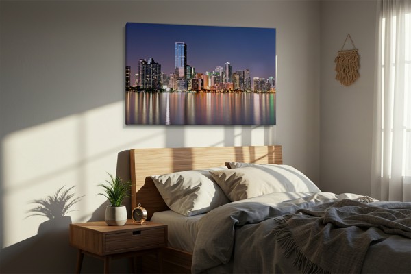 Lumini Urbane Reflectate pe Apă - Tablou Canvas - pe perete într-un interior