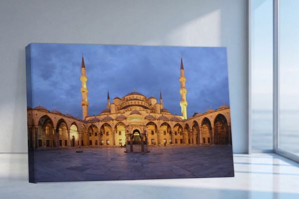 Blaue Moschee bei Einbruch der Dunkelheit Leinwanddruck - an der Wand in einem Raum