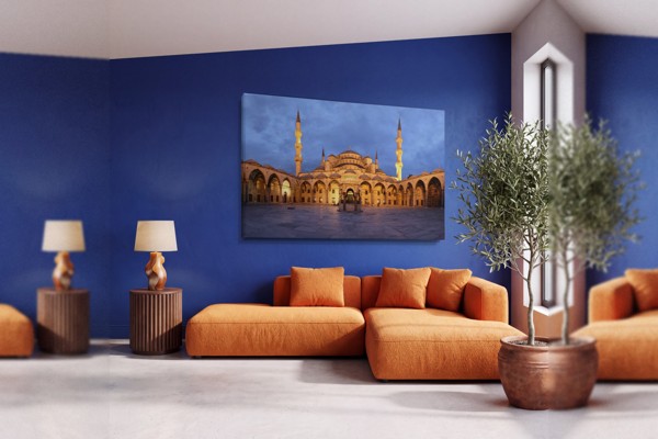 Blaue Moschee bei Einbruch der Dunkelheit Leinwanddruck - an der Wand in einem Raum