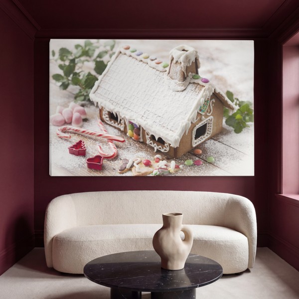 Lebkuchenhaus Leinwanddruck in Pastellfarben - an der Wand in einem Raum