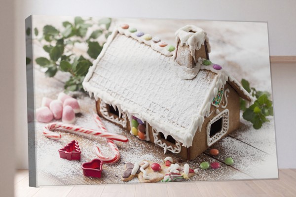 Lebkuchenhaus Leinwanddruck in Pastellfarben - an der Wand in einem Raum