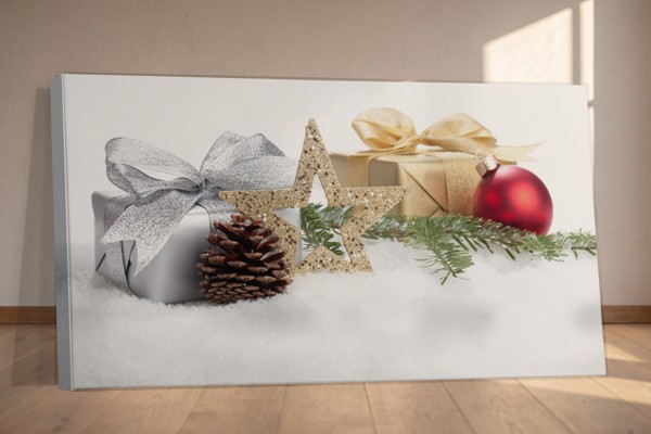 Impressão em Tela de Enfeite de Natal e Ramo de Pinheiro - na parede num interior