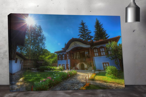 Tradicionalna bolgarska kamnita hiša v gorski krajini na platnu - na steni v interjerju