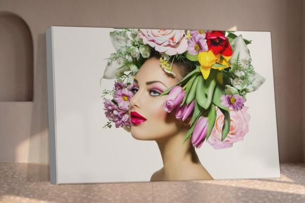 Portret Flower Girl na platnu - na steni v interjerju