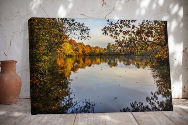 The Silent Lake Leinwanddruck - an der Wand in einem Raum